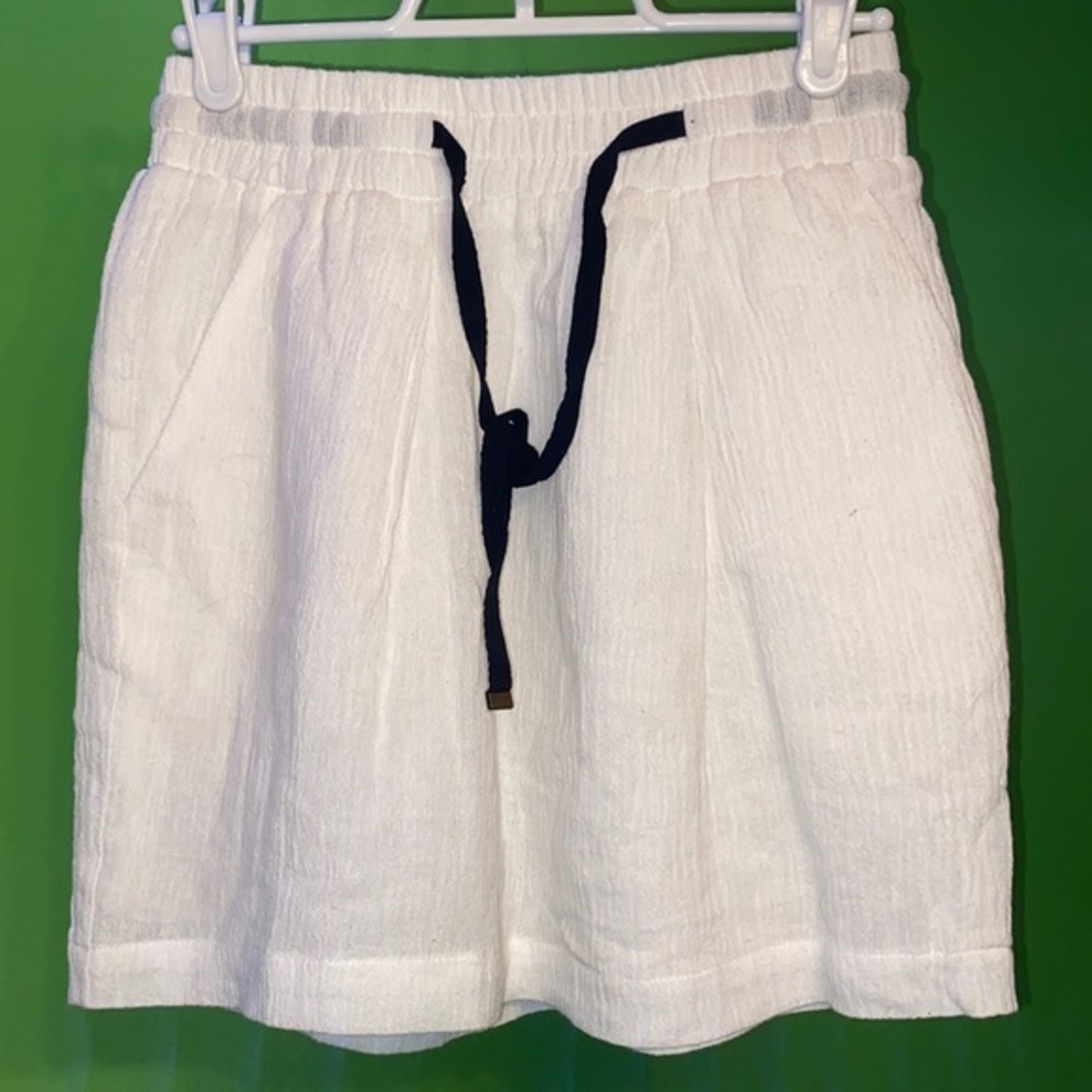 Ladies NEW  kimchi skirts white very classic size small and XS Nwt